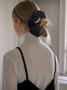 5.9 Leather scrunchie (Black)