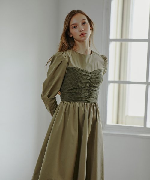 ワンピース ETMON Shirring Top Mix Dress, Khaki Brown 에트몽(ETMON) Shirring Top Mix Dress Khaki Brown - 사이즈