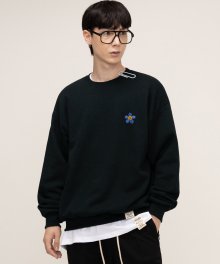 [UNISEX]블루 플라워 스마일 자수 맨투맨_차콜