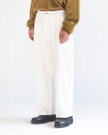 WIDE FIT TWO TUCK CURVED JEAN IVORY