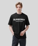 버버리(BURBERRY) 남성 로고 프린트 코튼 반소매 티셔츠 - 블랙 / 8026016