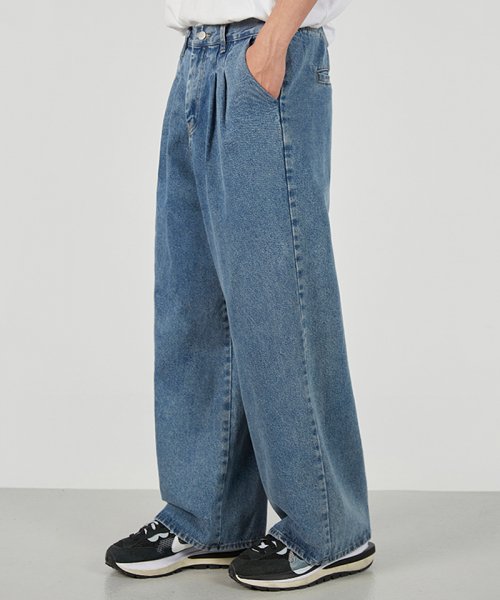 Pleated on sale denim pants