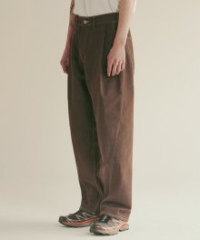 Clean Denim Curved One Tuck Pants [Brown]