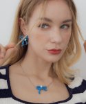 메리모티브(MERRYMOTIVE) Blue ribbon knit pendant necklace