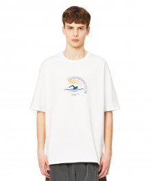 [빈티지 스포츠 무드] 화이트 세미 오버핏 SWIMMING CLUB 아트웍 반팔 티셔츠 IETS2E702WT