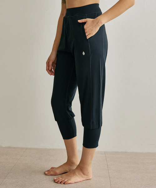 STORYOGA - Cropped relaxed leggings