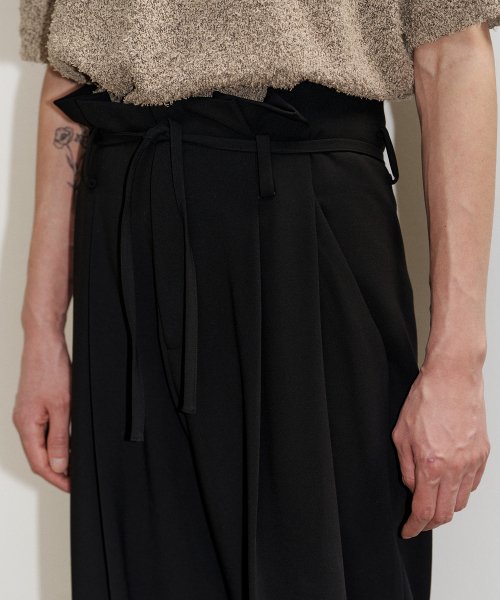 ORIGAMI Pleats Wide Pants in черный