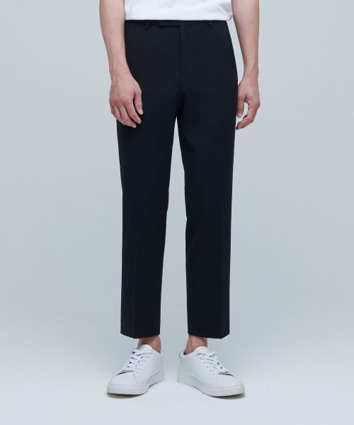 LIGHTWEIGHT RELAXED TAPERED HIDDEN BANDING CROP SLACKS [BLACK]