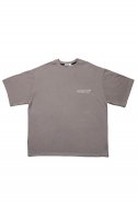 오메르타(OMERTA) 베이직 로고 티셔츠 클레이