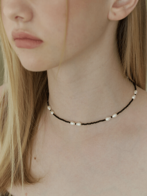 KINDABABY - glass ribbon black necklace