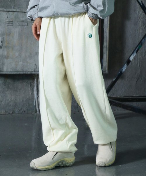 MUSINSA | TRAVEL Hiker Pigment Pintuck Sweat-Pants Cream