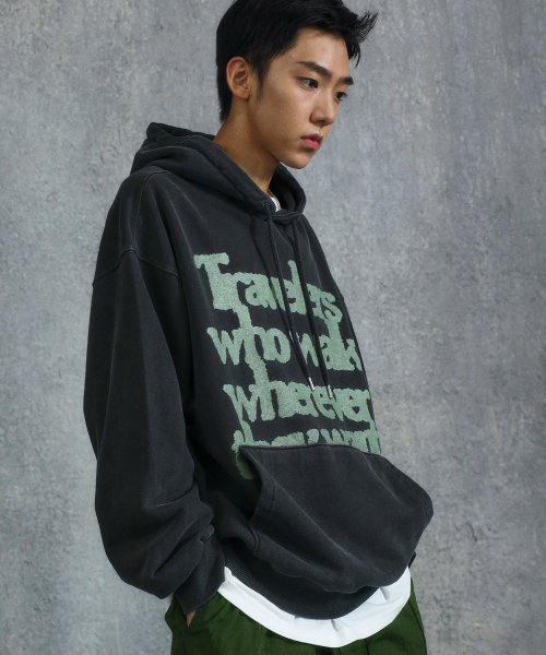 트래블() 스프레이 텍스트 피그먼트 후드티 블랙 차콜 상품 이미지