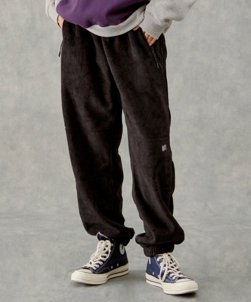 MUSINSA | BROWNBREATH TAG FLEECE PANTS - BLACK