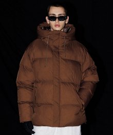 HIGH NECK HOODED DOWN PARKA (BROWN) [LRQWCUW223M]