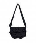 이우가마카라스(IUGAMAKARAS) Knotted Mini Padding Bag (Black)