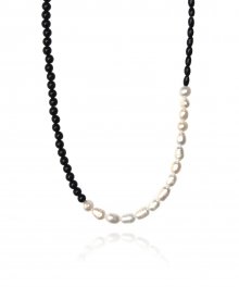BA050 [Surgical steel] Black and white pearl necklace