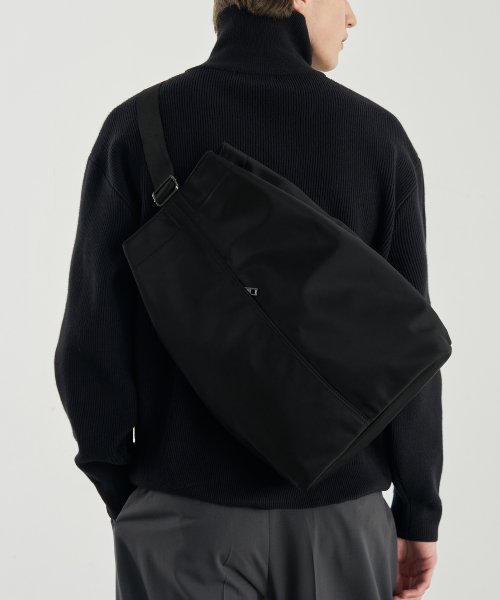 Minimal sling clearance bag