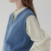 Caron knit V vest