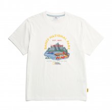 N232UTS941 옐로우스톤 스팟포인트 프론트 아트웍 컨셉 반팔 티셔츠 WHITE