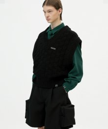 v-neck knit vest and brooch(black)
