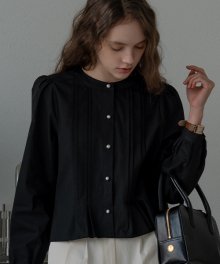 Pearl button point pintuck blouse_Black