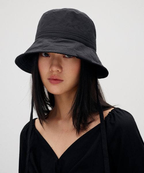 ADJUSTABLE STRAP BUCKET HAT BLACK