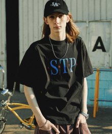 SP 세리프 STP 로고 티셔츠-블랙