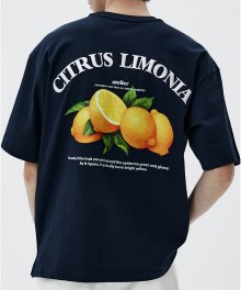 네이비 오버핏 레몬 자수 그래픽 반팔 티셔츠 (TNTS3E208N2)