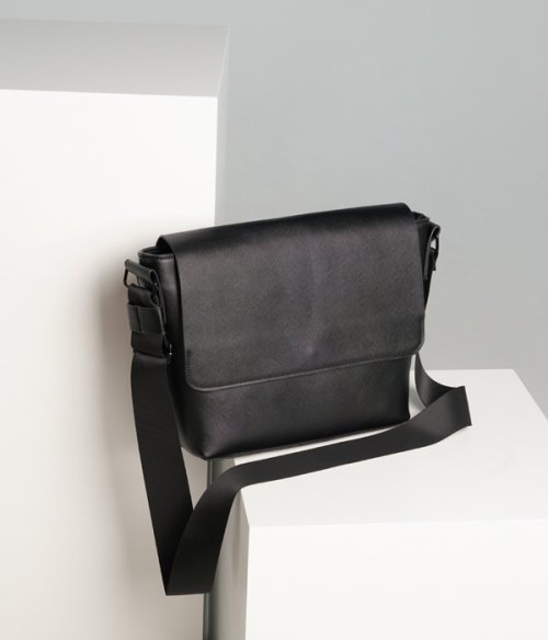 Black medium cross store body bag