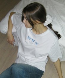 트리플 나비 자수 오버핏 반팔 티셔츠 (화이트&블루)