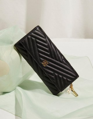 닥스 여성 액세서리(DAKS WOMENS ACCESSORIES) [CARLISLE]블랙 칼라일 엠보 가죽 골드DD 3단 장지갑 DCWA3F271BK