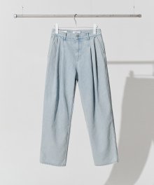 Bleach Washed Two Tuck Denim Pants