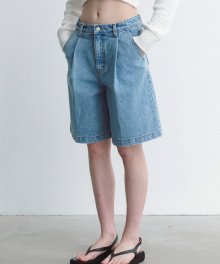 light blue denim shorts (blue)