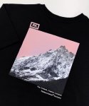 리플레이컨테이너(REPLAY CONTAINER) RE square black campaign half tee (pink mountain)