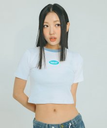 엠보 로고 포인트 크롭 하프 티셔츠 (화이트)