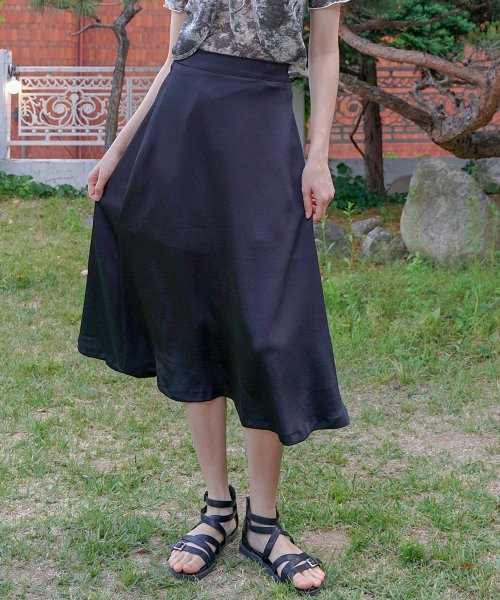 Black satin a 2024 line skirt with pockets