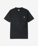 씨피 컴퍼니(CP Company) 체스트 로고 포켓 반소매 티셔츠 - 블랙 / 14CMTS315A005697G999