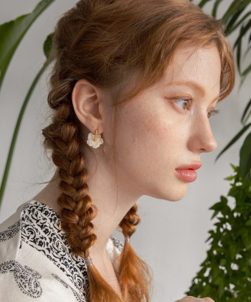 메리모티브(MERRYMOTIVE) Gypsy flower knit earring (4colors) - 후기 | 무신사