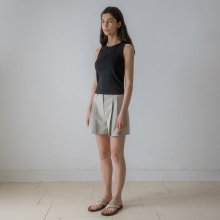 Margo two-tuck half pants