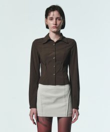 PINTUCK DETAIL FITTED SHIRT [BROWN]