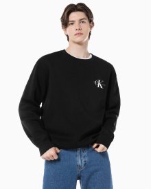 [CK] 남녀공용 블랙 릴렉스핏 스몰 모노그램 로고 기모 스웨트셔츠 J321585 BEH