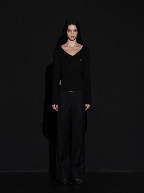 보헤미안 서울(BOHEMSEO) BUTTON V-NECK SLIT KNIT, BLACK - 사이즈