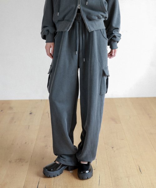 Lossy Pigment Patch Cargo Sweat Pants_charcoal