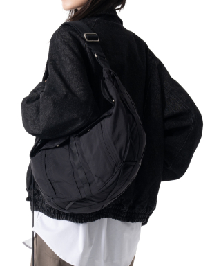 이우가마카라스(IUGAMAKARAS) Taped Shoulder Bag (Black) - 사이즈