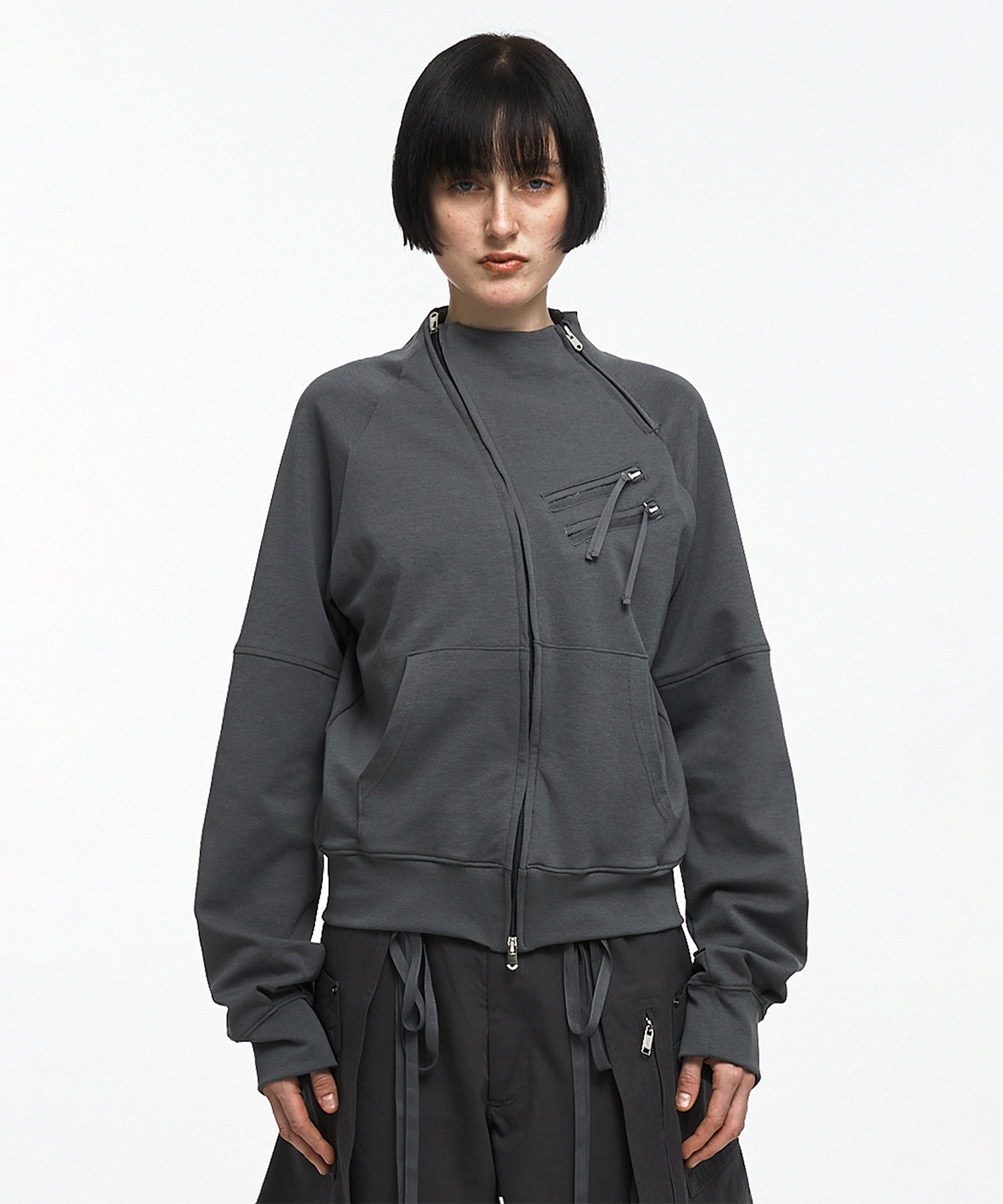 ラフォーレ原宿 STAFF STYLING Ground Y 2024-25 Autumn/Winter Collection 適度な厚みのあるフード コートにバルーンパンツを合わせた、Ground Y王道のスタイリング。 AIRY MOSSER TRUNCATED HOOD COAT  GO-C05-103-2-03 MOHAIR JACQUARD CREW NECK RAGLAN KNIT GO-K09-905 