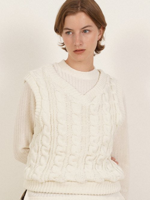NORA CABLE V NECK KNIT VEST TOP_CR