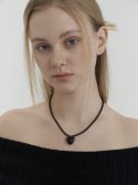 카인더베이비(KINDABABY) black gemstone heart necklace