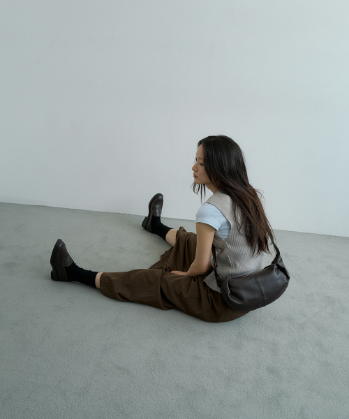 오위 슬링 호보백 Ohwi Leather Sling Bag Brown