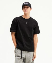 NBNEE21033 / UNI 에센셜 센터로고 반팔티 SEMI OVER FIT (BLACK)