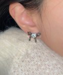 메리모티브(MERRYMOTIVE) Rose with grey crystal bow earring